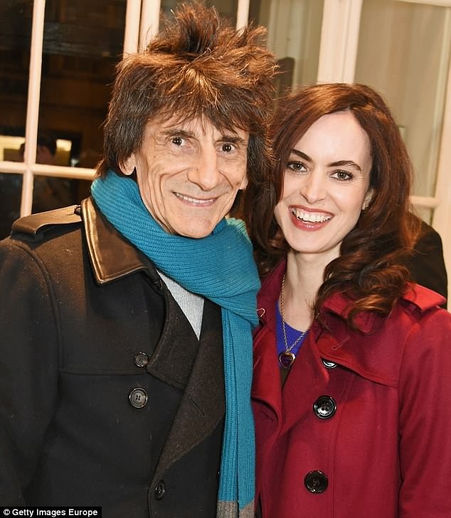 
Ronnie Wood được vợ trẻ hết lời khen ngợi trong vai trò người chồng, người cha. Sally Humphreys nói, sau đám cưới, vợ chồng cô yêu thương và bảo vệ nhau hơn. Cô cũng không mấy bận tâm về sự chênh lệch tuổi tác giữa 2 vợ chồng.

