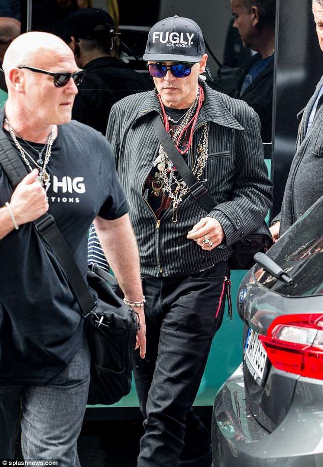 
Johnny Depp xuất hiện với vẻ ngoài gầy gò tại Berlin, Đức.
