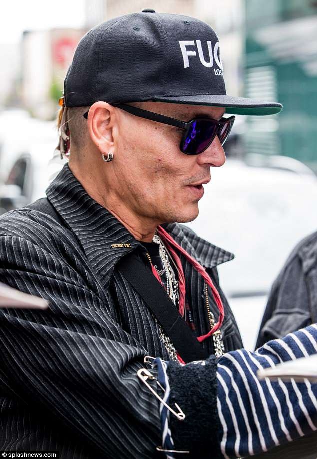 
Johnny Depp đang đi lưu diễn cùng ban nhạc của mình.

