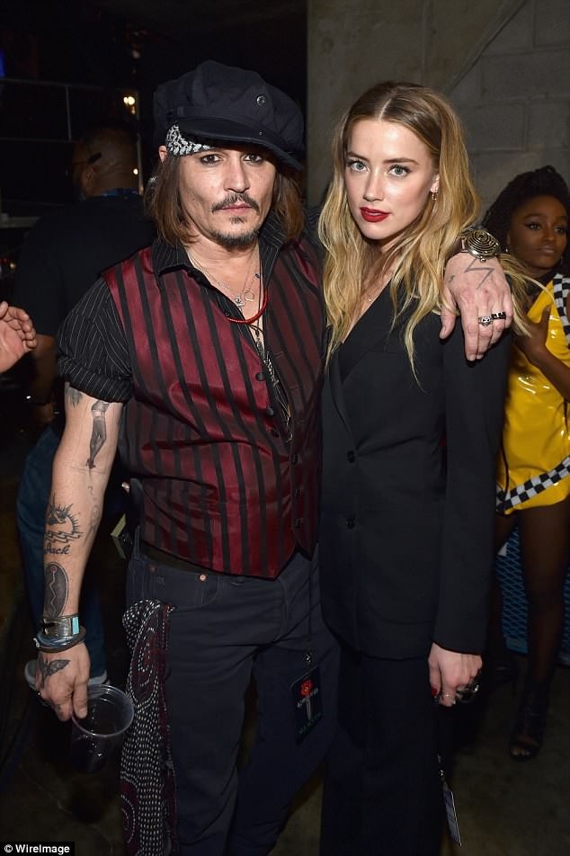 
Johnny Depp chia tay vợ, Amber Heard, trong ồn ào vào năm 2017.
