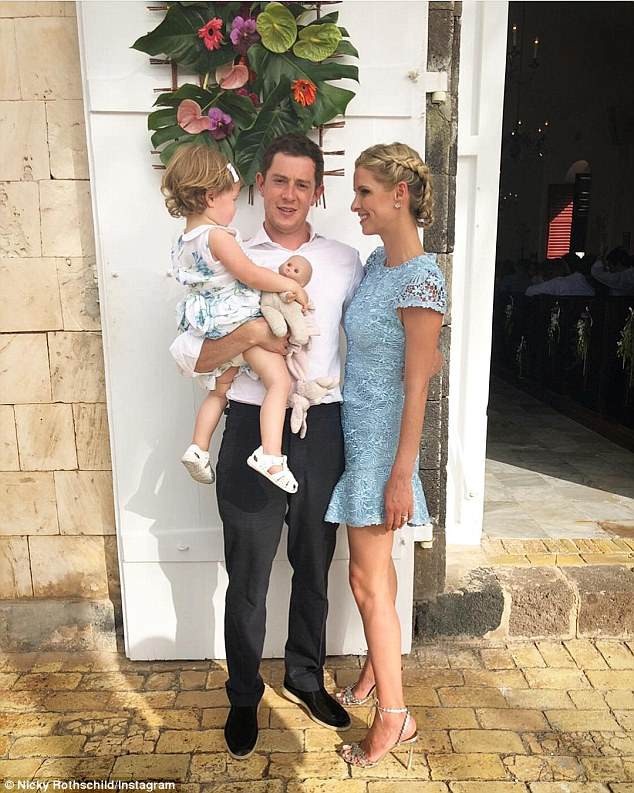 Chùm ảnh đẹp trong hôn lễ em trai Paris Hilton - 10
Nicky Hilton đưa chồng con cùng dự đám cưới