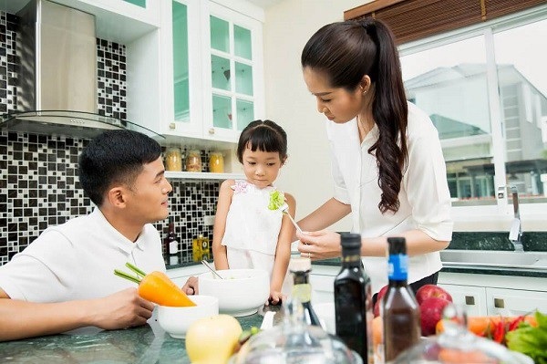 Đừng lấy cân nặng làm thước đo sự tăng trưởng của trẻ - 1 Nhiều cha mẹ muốn con to tròn, bụ bẫm, cân nặng vượt chuẩn nên ép bé ăn.