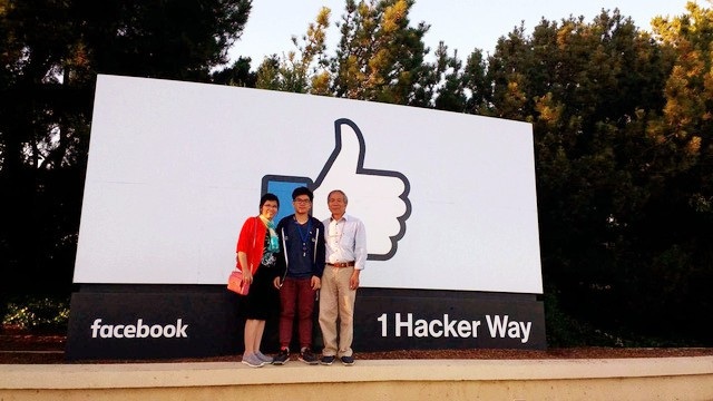 Đồng hành cùng con “thẳng tiến” vào Facebook - câu chuyện một người mẹ dám mơ ước - 3 Ba mẹ Lân vô cùng tự hào và xúc động khi lần đầu tiên đặt chân đến Facebook - nơi làm việc của con trai sau khi ra trường.