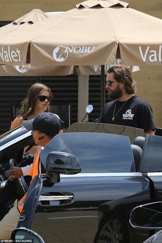 
Cặp đôi bị bắt gặp đi ăn tại nhà hàng hạng sang ở Los Angeles
