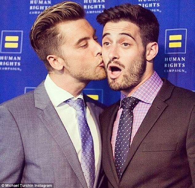 
Nam ca sỹ Lance Bass vừa hào hứng chia sẻ, anh và chồng Michael Turchin đã tìm được người mang thai hộ
