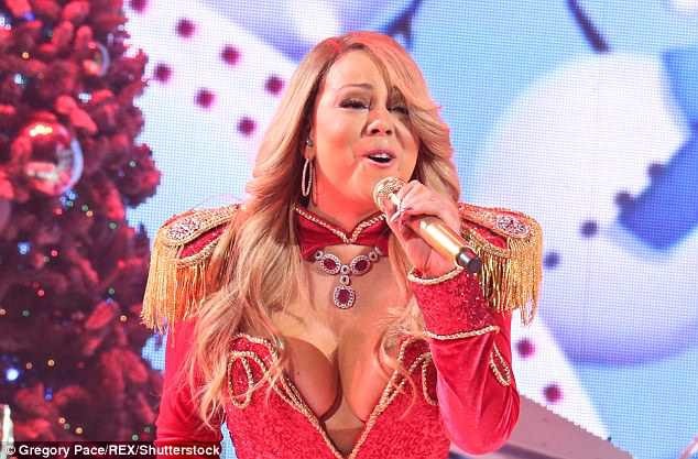 “Nữ hoàng Nô-en” Mariah Carey sống trong... Giáng sinh ngay giữa ngày hè - 2 Mariah Carey được coi là “nữ hoàng Giáng sinh” bởi bản hit “All I Want For Christmas” của cô vẫn vang lên rộn rã mỗi mùa lễ hội cuối năm bất kể bao nhiêu năm tháng đã trôi qua.