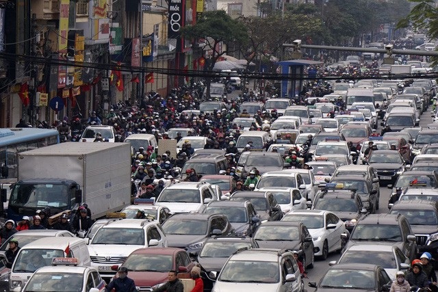 Hình ảnh tắc đường thường thấy vào giờ cao điểm tại Hà Nội, TPHCM.