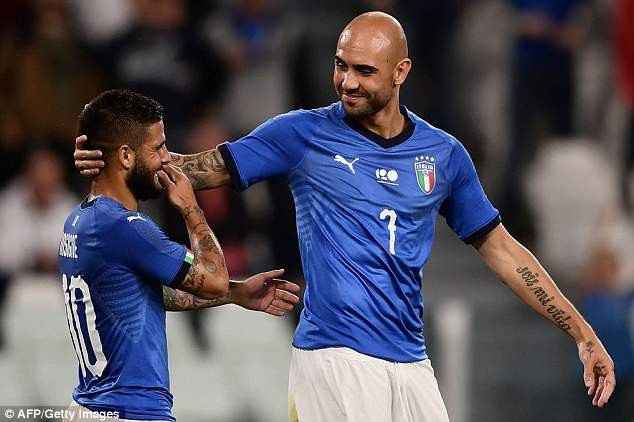 Hà Lan và Italia bất phân thắng bại tại Juventus Arena - 9
Zaza ăn mừng cùng Insigne sau bàn thắng mở tỷ số ở phút 37