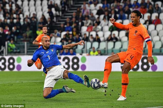 Hà Lan và Italia bất phân thắng bại tại Juventus Arena - 8
Zaza trong tình huống tranh chấp quyết liệt với Virgil Van Dijk