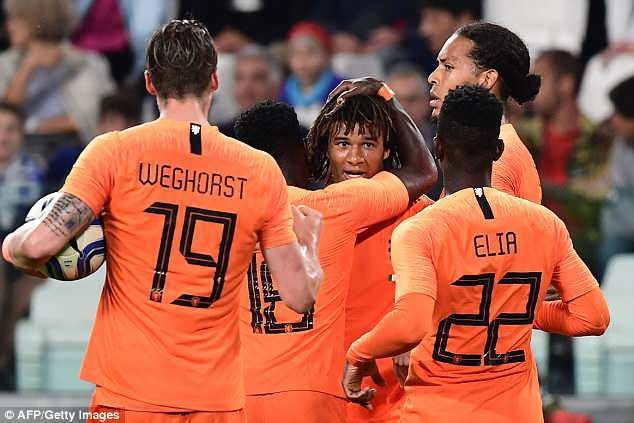 Hà Lan và Italia bất phân thắng bại tại Juventus Arena - 7
Hà Lan đang thay máu đội hình và hầu hết trong tay HLV Koeman đều là những cầu thủ trẻ