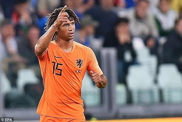 Hà Lan và Italia bất phân thắng bại tại Juventus Arena - 2
Tài năng trẻ Nathan Ake tỏa sáng ở cuối trận mang về trận hòa 1-1 cho Hà Lan trước Italia