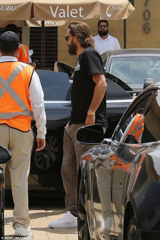 
Bạn trai cũ của chị cô Kim đưa bạn gái kém 16 tuổi đi ăn bằng xe siêu sang
