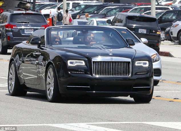 
Cặp đôi sành điệu thu hút sự chú ý của thợ săn ảnh
