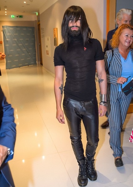 "Người đẹp có râu" tái xuất sau tiết lộ bị nhiễm HIV - 6
Conchita Wurst cũng hi vọng anh sẽ truyền cảm hứng và cổ vũ những bệnh nhân khác vượt lên mặc cảm và dám đối diện với bệnh tật