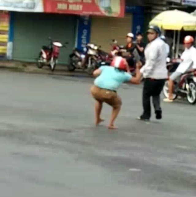 Người phụ nữ "múa" dao gây náo loạn khu chợ - 2 Người phụ nữ "múa" dao gây náo loạn khu chợ - 2