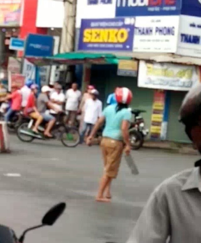 Người phụ nữ "múa" dao gây náo loạn khu chợ - 1 Người phụ nữ "múa" dao gây náo loạn khu chợ - 1