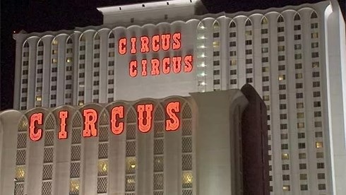 Vụ 2 người Việt bị sát hại ở Las Vegas: Nghi án giết người cướp của - 1
Khách sạn nơi xảy ra vụ việc. Ảnh: fox5vegas.