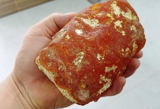 Kỳ lạ hai viên đá thơm như nước hoa, trả 5 tỷ đồng chưa bán - 3
Viên đá màu đỏ hồng có mùi thơm nhẹ hơn viên màu xám
