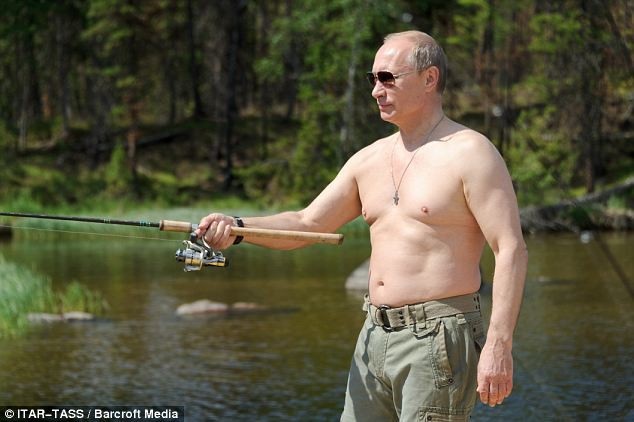 Ông Putin nói về những bức ảnh mình trần gây sốt - 5 Ông Putin câu cá tại khu bảo tồn thiên nhiên quốc gia ở Tuva. (Ảnh: TASS)