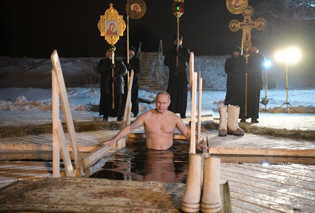 Ông Putin nói về những bức ảnh mình trần gây sốt - 10 Tổng thống Putin cởi trần và ngâm mình trong nước hồ lạnh để cử hành nghi lễ rửa tội của các tín đồ Chính thống giáo. (Ảnh: Reuters)