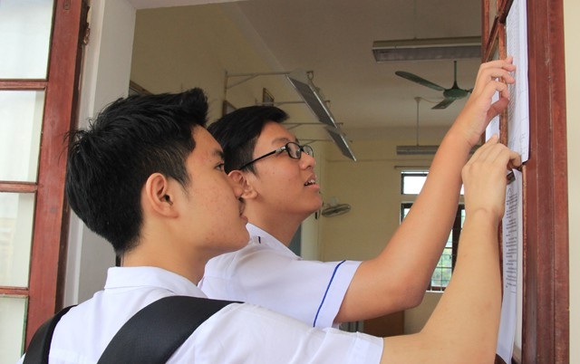 Hơn 33.000 thí sinh Nghệ An bước vào kỳ thi tuyển sinh lớp 10 - 1 Các thí sinh xem số báo danh tại điểm thi Trường THPT Lê Viết Thuật (TP Vinh, Nghệ An)