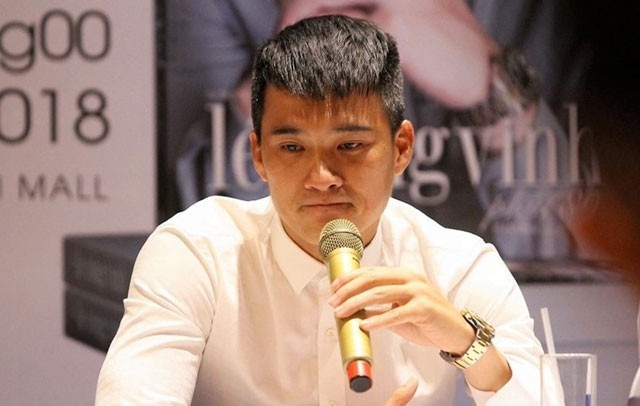 Tự truyện Công Vinh gây tranh cãi: “Cây ngay không sợ chết đứng”? - 3 Lê Công Vinh chia sẻ: “Tôi không có gì phải hối hận khi nói lên góc nhìn của tôi. Tôi không phê phán hay nói điều sai trái. Đây là cuốn tự truyện, kể về cuộc đời tôi, những gì tôi đã trải qua, nói lên góc nhìn của tôi về người khác”.