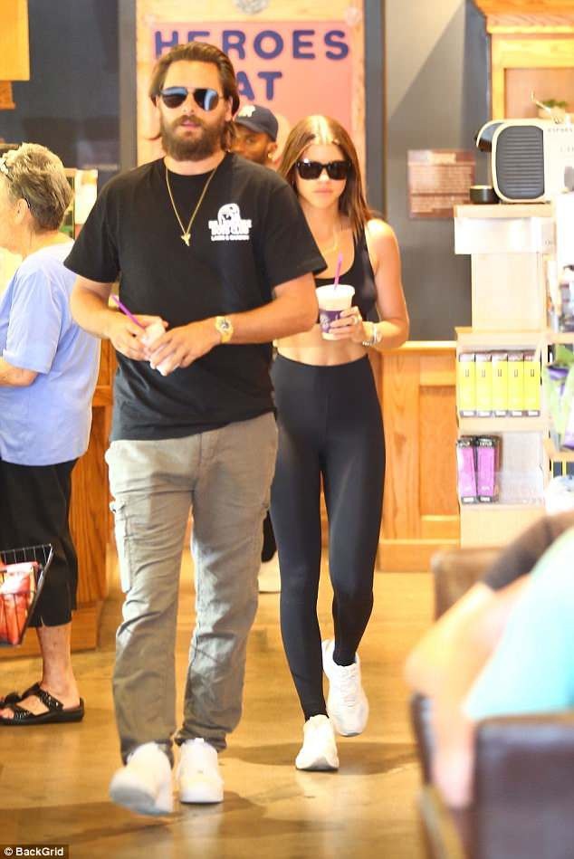 
Người mẫu 19 tuổi Sofia Richie và bạn trai 35 tuổi Scott Disick bị thợ săn ảnh phát hiện khi đi mua sắm tại Los Angeles ngày 5/6 vừa qua
