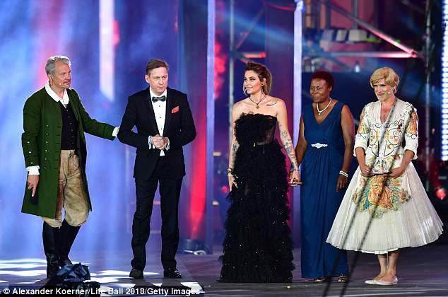 
Cuối tuần vừa rồi, Paris Jackson tham gia hoạt động của quỹ từ hiện giúp đỡ những bệnh nhân HIV/AIDS tại Vienna.
