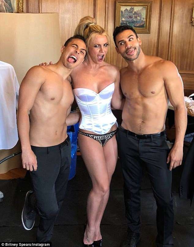 Britney Spears khoe dáng khỏe khoắn với short ngắn - 4
Cách đây một tuần, Britney bất ngờ khoe hình ảnh cô chụp cùng hai vũ công nam nhưng không tiết lộ đây là hình ảnh trong clip ca nhạc mới hay hậu trường chụp hình của dự án mới. Gần 1 năm qua, Britney chưa phát hành bất kỳ sản phẩm âm nhạc nào mới nên fan rất hào hứng chờ đợi.