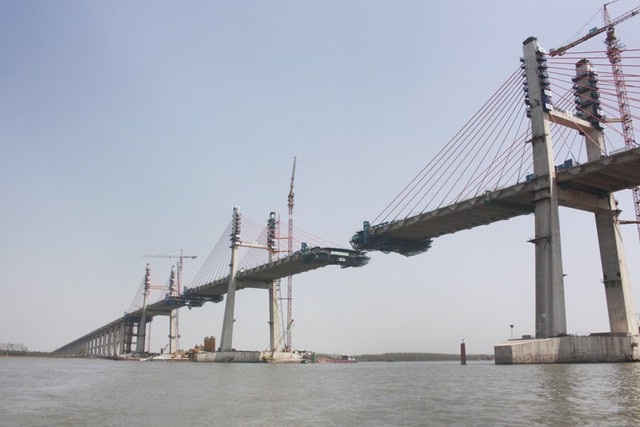 Nhà thầu thi công cầu Bạch Đằng gấp rút hoàn thiện sau tin bị “trảm” - 2 Dự án cầu Bạch Đằng sẽ hợp long vào ngày 30/4 và hoàn thành đưa vào sử dụng trước 30/6/2018 (ảnh CTTĐT Quảng Ninh)