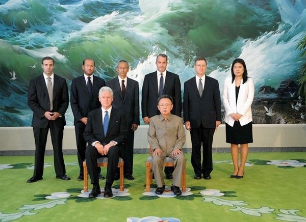 Mục tiêu lớn nhất của 3 thế hệ lãnh đạo Triều Tiên - 3 Cựu Tổng thống Bill Clinton gặp cố lãnh đạo Kim Jong-il năm 2009 (Ảnh: AFP)