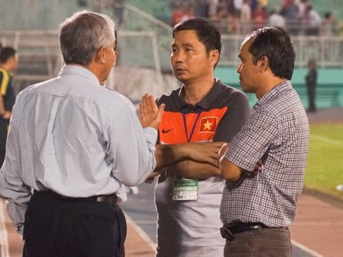 Ông Dương Nghiệp Khôi làm Chủ tịch CLB Sài Gòn FC - 1 Ông Dương Nghiệp Khôi (giữa) bất ngờ được bổ nhiệm vào vị trí chủ tịch CLB bóng đá Sài Gòn FC
