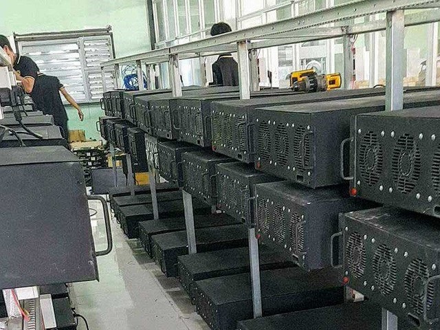 Đề xuất tạm dừng nhập máy đào bitcoin: Chính phủ đang xem xét tính pháp lý - 1 Máy đào tiền ảo bitcoin được nhập khẩu ồ ạt trong thời gian qua.