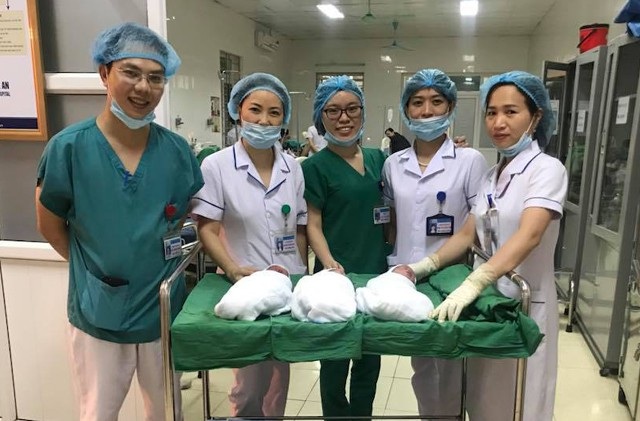 Ca sinh 3 tự nhiên hiếm gặp tại Nghệ An - 2 E kíp đỡ đẻ ca sinh tam thai tự nhiên hiếm gặp