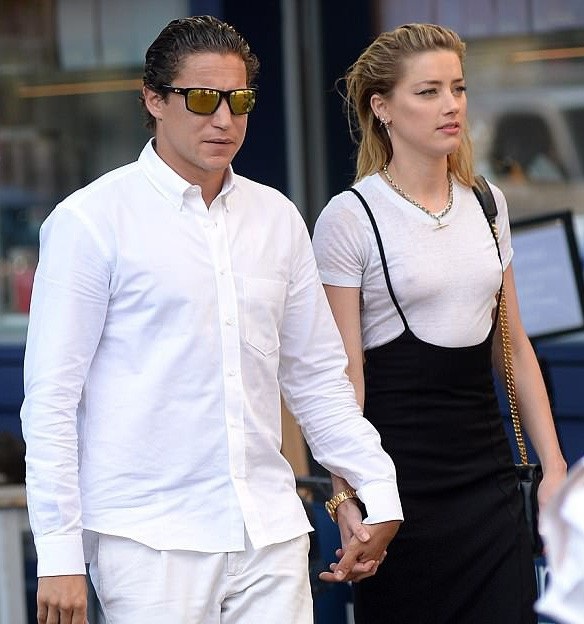 
Amber Heard và Vito Schnabel sành điệu nắm tay đi dạo trên đường phố New York ngày 6/6 vừa qua
