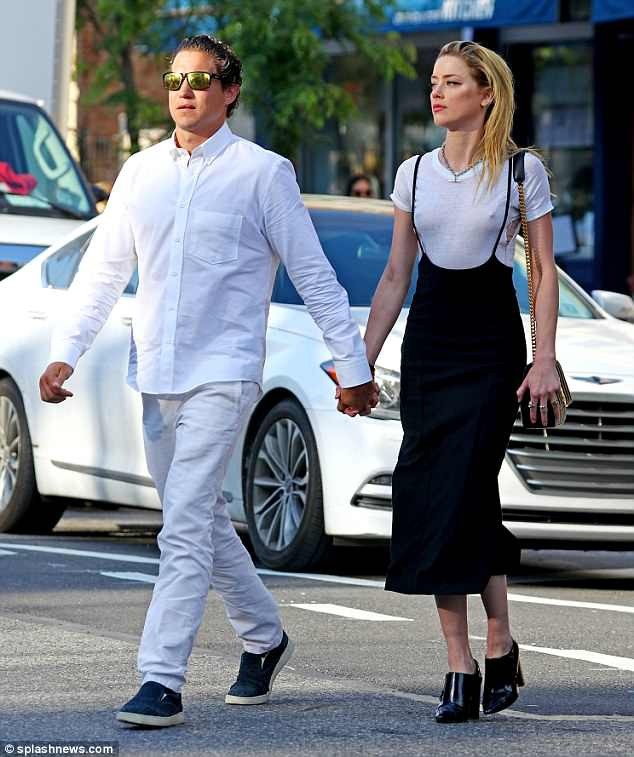 
Nữ diễn viên 32 tuổi diện bộ váy đen thanh lịch
