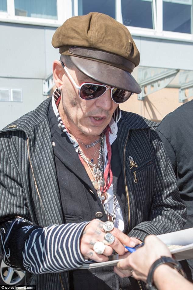 "Cướp biển" Johnny Depp xuống sắc thấy rõ - 1
Fans giật mình khi thấy Johnny Depp xuống sắc thấy rõ khi ra phố ngày 6/6 vừa qua