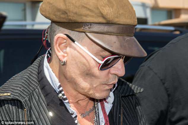 "Cướp biển" Johnny Depp xuống sắc thấy rõ - 2
Nam diễn viên nổi tiếng nước Mỹ ký tặng cho fans khi tới Đức