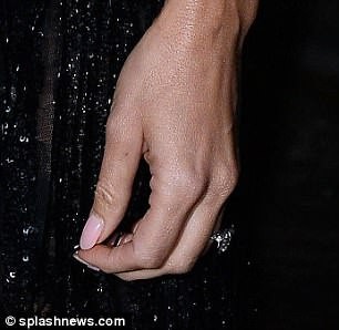 
Cận cảnh nhẫn kimcương khủng trên ngón tay áp út của người đẹp
