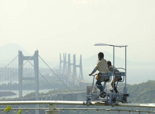 Đạp xe giữa không trung ở độ cao 15m, vừa đạp vừa lo “rớt tim” - 5 Bỏ qua sự sợ hãi, du khách sẽ ngắm nhìn vùng biển Seto và cây cầu dây văng từ trên cao