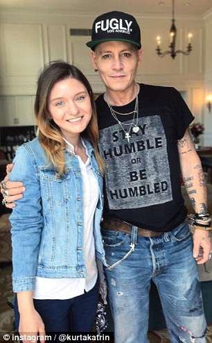 "Cướp biển" Johnny Depp xuống sắc thấy rõ - 4
Hình ảnh gầy gò và già nua gây sốc của Johnny Depp khi chụp hình cùng fan trước đó