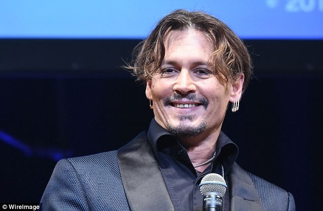 "Cướp biển" Johnny Depp xuống sắc thấy rõ - 5
Johnny Depp khỏe mạnh và vui vẻ khi đi quảng bá phim vào năm 2017