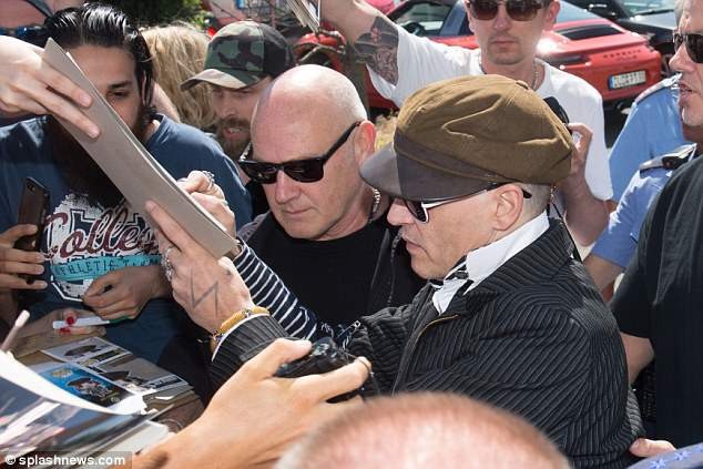 "Cướp biển" Johnny Depp xuống sắc thấy rõ - 6
Nhiều tin đồn cho rằng lối sống không lành mạnh đã khiến nam diễn viên này mất đi hình ảnh cuốn hút một thời