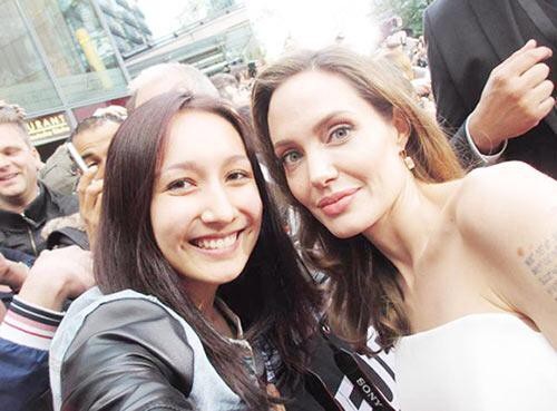 Các cô con gái xinh như hot girl của Thanh Lam, Anh Quân, Tú Dưa - 10 Anna Trương khoe ảnh chụp với Angelina Jolie trong buổi ra mắt phim World War Z ở Berlin.