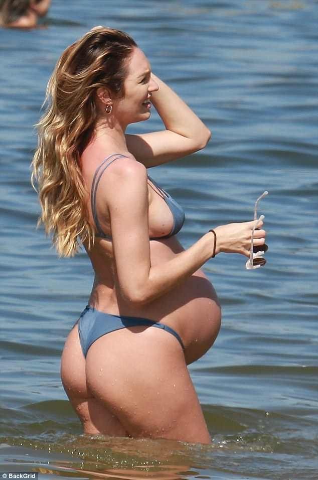 Candice Swanepoel gần sinh vẫn diện bikini - 2
Chân dài người Nam Phi khoe da trắng mịn và bụng bầu bự