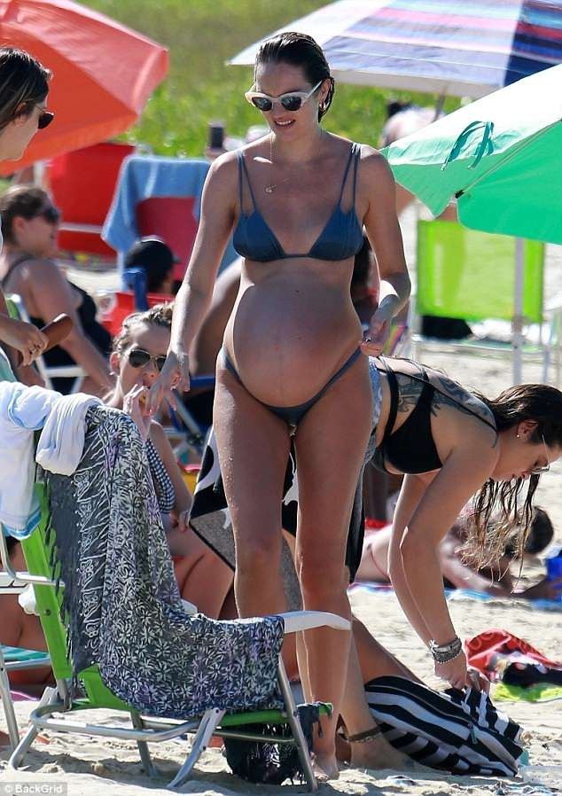 Candice Swanepoel gần sinh vẫn diện bikini - 9 Candice Swanepoel gần sinh vẫn diện bikini - 9