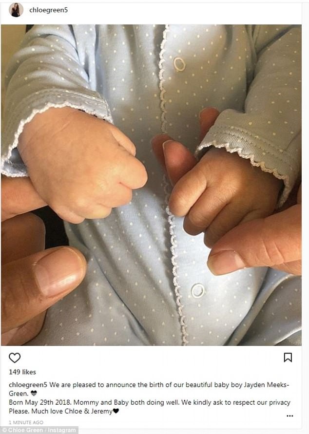 Con gái tỷ phú Topshop sinh quý tử - 1
Con gái tỷ phú Topshop Chloe Green vừa thông báo tin vui với fans là cô và bạn trai Jeremy Meeks đã đón quý tử Jayden Meeks-Green