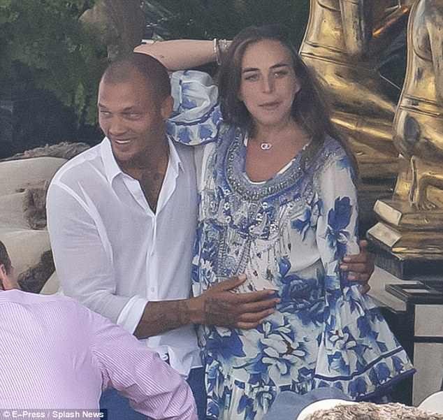 Con gái tỷ phú Topshop sinh quý tử - 2
Cặp đôi lên chức bố mẹ sau 1 năm hẹn hò