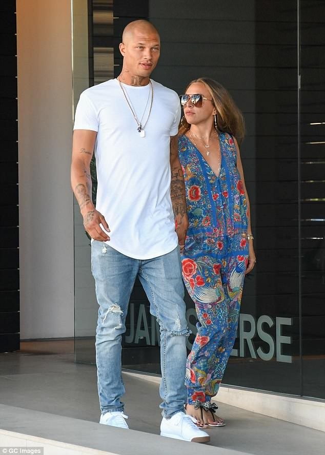 Con gái tỷ phú Topshop sinh quý tử - 4
Jeremy Meeks từng phải ngồi tù vì tội tàng trữ vũ khí trái phép - anh đến với Chloe khi còn chưa hoàn tất thủ tục ly dị vợ