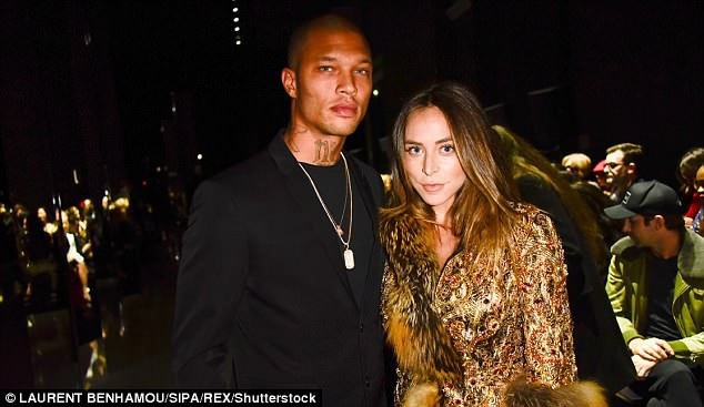 Con gái tỷ phú Topshop sinh quý tử - 6
Chloe Green từng hẹn hò với ca sỹ Marc Anthony, chồng cũ của Jennifer Lopez